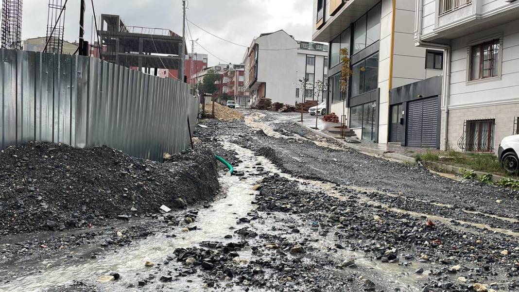 İstanbul'da sağanak sele dönüştü: İstinat duvarı çöktü, yollar göle döndü... 1